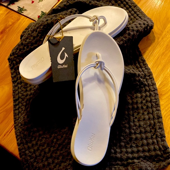 NWT Olukai Women’s White Aka Beach Sandal, Size 10 - Picture 1 of 14